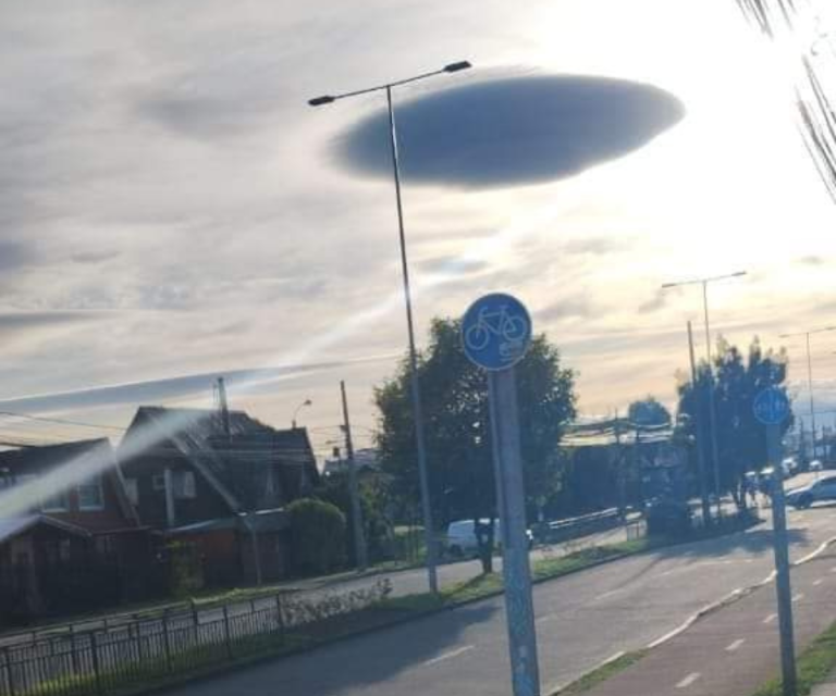 $!Otra fotografía de la nube lenticular que se posó en Osorno.