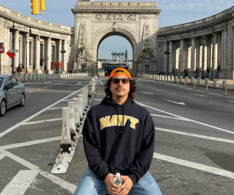 $!Alfonso posando frente al Arco de Washington Square, durante un viaje a Nueva York.