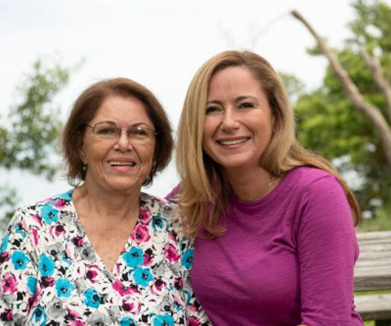 $!La madre de Debbie, Himelda Gil, es una inmigrante guayaquileña que trabajó cuidando ancianos en California para educar a sus hijas.