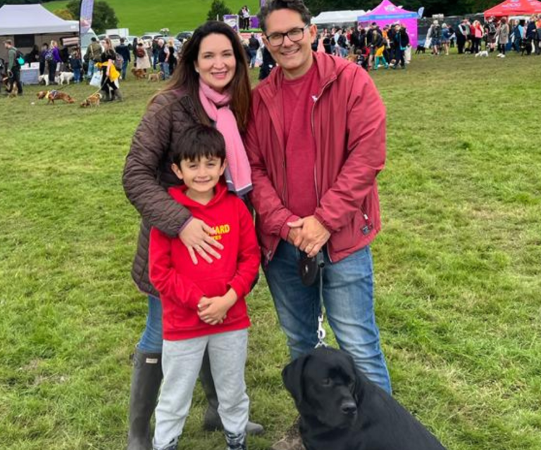 $!Camila, su esposo, quien también es ecuatoriano, y su hijo en el evento canino DogFest Yorkshire, celebrado en Inglaterra.