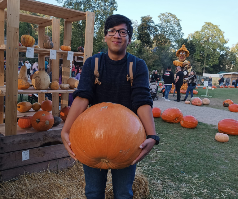 $!Carlos en una feria de calabazas que organizaron en Karlsruhe, al occidente de Alemania.