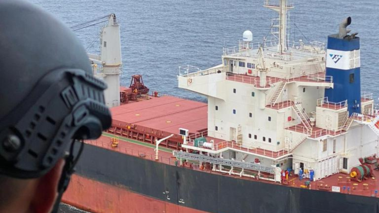 Armada de Ecuador sacó a navío, de bandera panameña, de la reserva marina de las Islas Galápagos