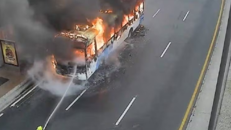 Bus de transporte urbano se incendió en la avenida Francisco de Orellana, al norte de Guayaquil