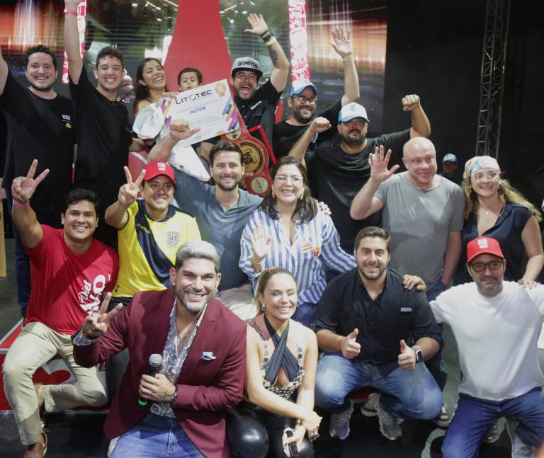 $!Premiación a la categoría De Autor por parte del Ministro de Turismo, Niels Olsen; el Gobernador del Guayas, Vicente Auad; jurado y organizadores del evento.