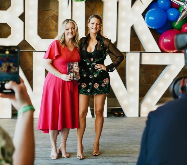 $!La autora de el libro 'It Ends With Us', Colleen Hoover posa junto a Blake Lively, la escritora también ha mostrado su apoyo a la actriz.