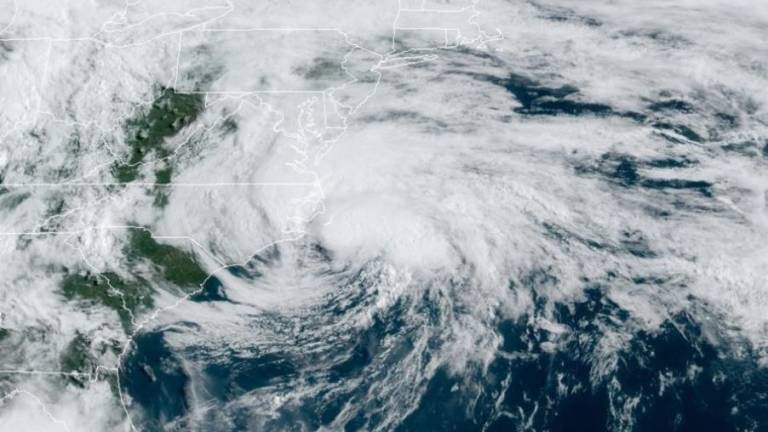 Tormenta “Arthur” se aleja de EEUU y avanza hacía aguas abiertas del Atlántico