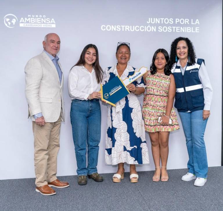 $!La familia Torres Villamar recibió de manera simbólica las llaves de su vivienda, la número 6.000 de los proyectos inmobiliarios de Ambiensa.