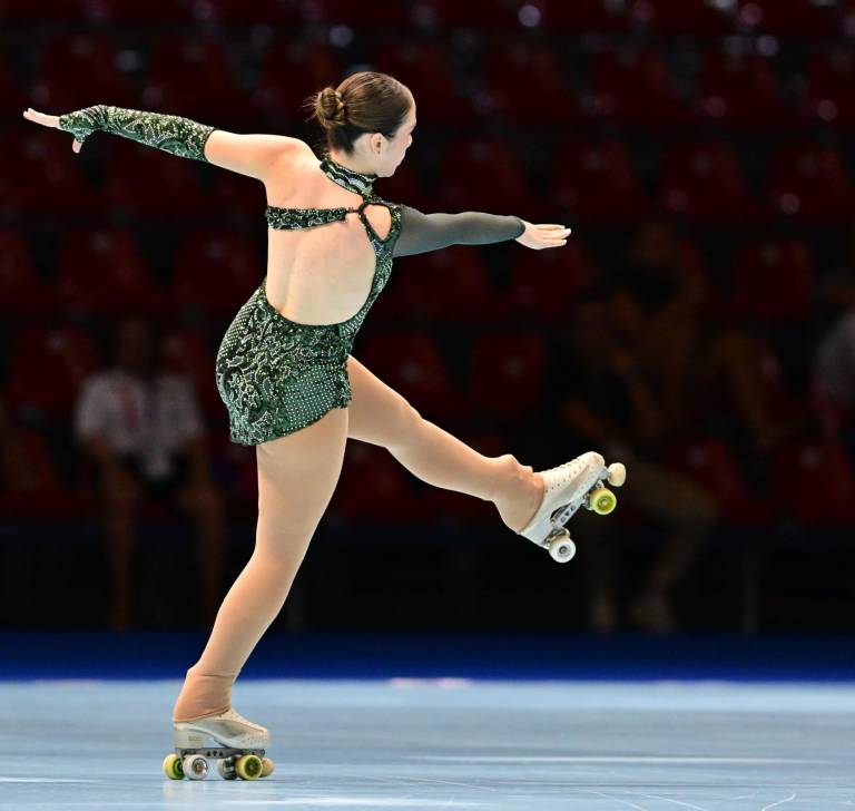 $!Samia Álava compitiendo internacionalmente en patinaje artístico.