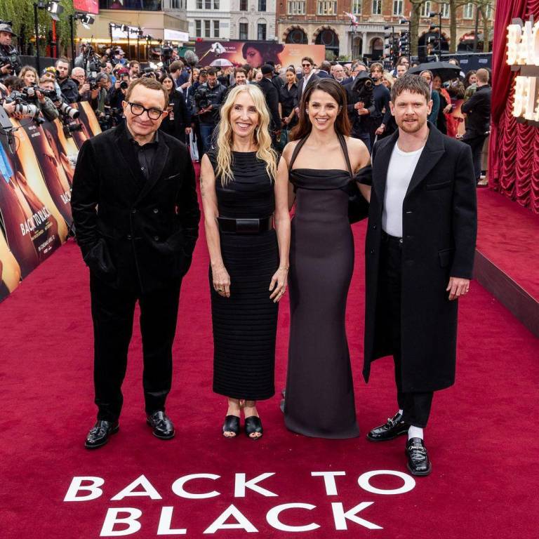 $!El actor Eddie Marsan, la directora Sam Taylor-Johnson, la actriz Marisa Abela y el actor Jack O'Connell posan en la alfombra roja del estreno de Back to Black