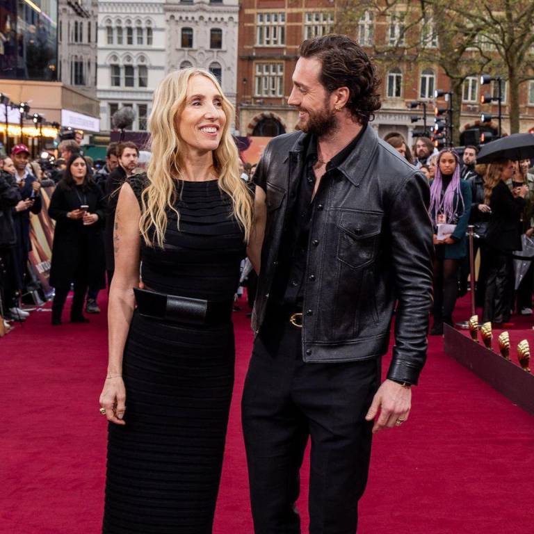 $!La directora de la biopic Back to black, Sam Taylor-Johnson posa junto a su esposoA aron Taylor-Johnson durante el estreno en Londres de la película.