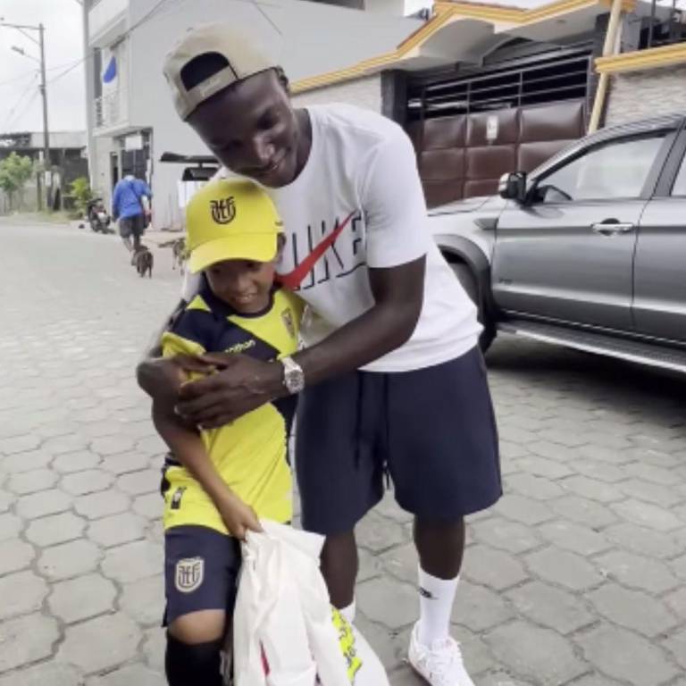 $!VIDEO: Moisés Caicedo cumplió el sueño de un pequeño fanático que hacía cascaritas con una naranja