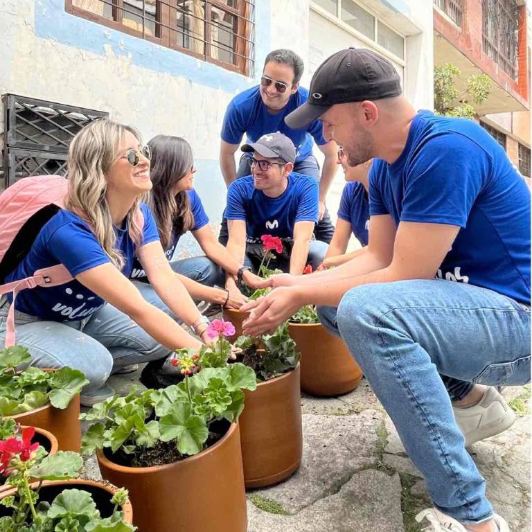 $!Voluntarios de Telefónica limpian y ajardinan el barrio de San Marcos del centro de Quito.
