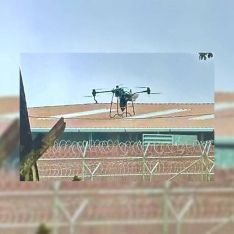 $!Gigante dron logró posarse en el techo de la cárcel La Roca.