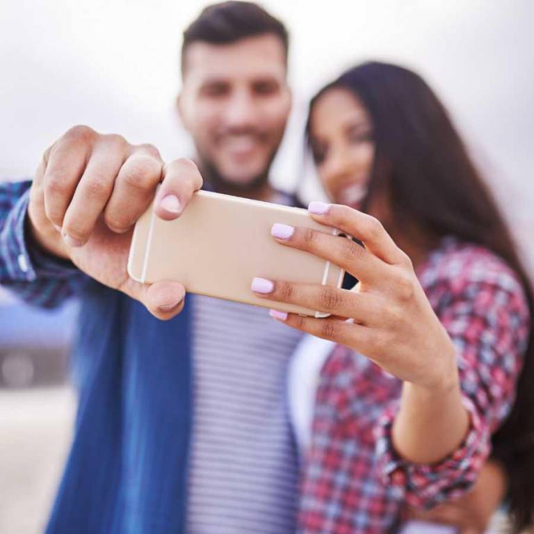 $!La investigación, que involucró a 2,000 parejas de entre 18 y 50 años, reveló que solo el 10% de aquellas parejas que se describen a sí mismas como obsesionadas por las selfies se consideran “muy felices”.