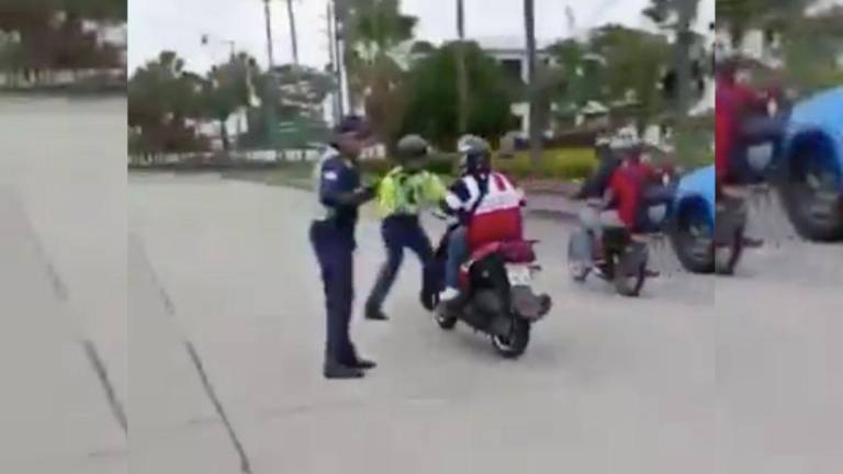 Agente de la ATM atropellado por un motociclista en Guayaquil: el hecho quedó grabado en video