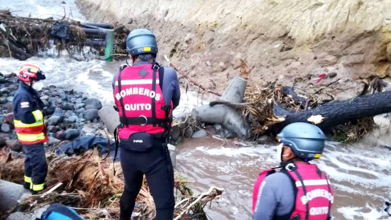 Tres personas fueron arrastradas por la creciente del río Monjas en Quito