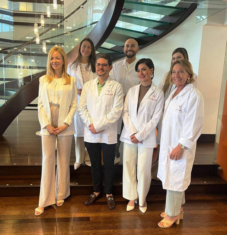 $!Foto de los dermatólogos invitados al recorrido por los laboratorios Yanbal en Fort Lauderdale, Florida, junto a Suzanne Piqueras, Directora Corporativa de Tratamiento Facial y Protección Solar en Yanbal (extremo derecho) y a Marie Cassou, Gerente de Investigación y Desarrollo de Yanbal (extremo derecho).