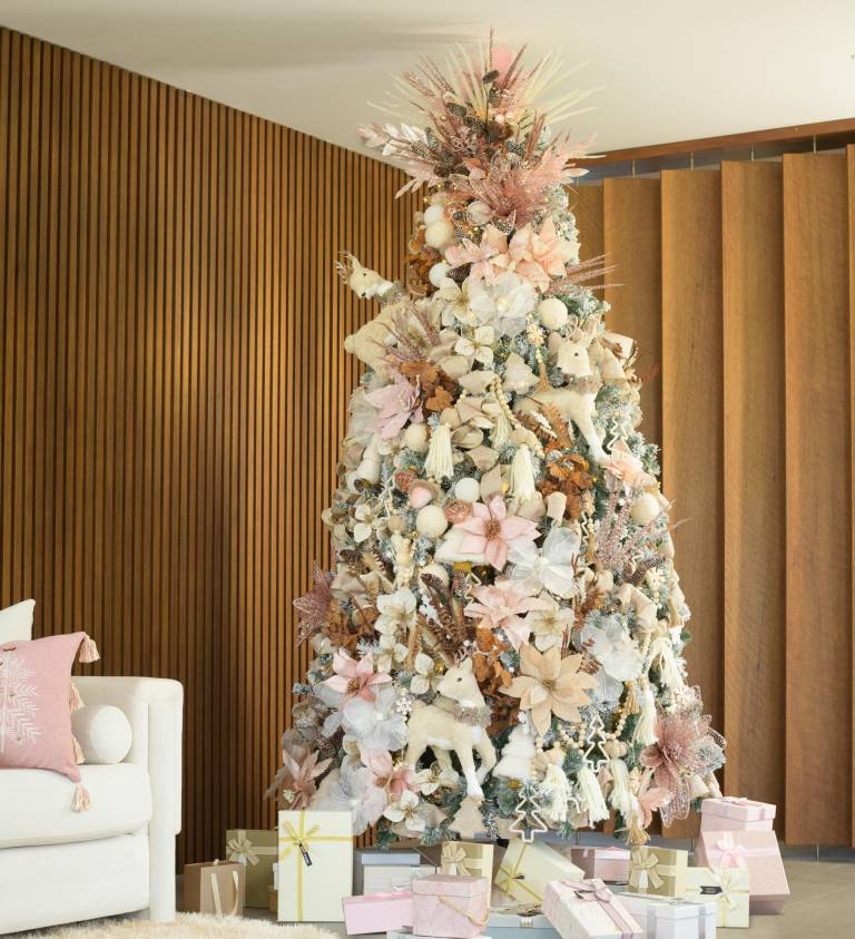 $!Árbol de navidad con elementos decorativos de aspecto rústico de la colección Rustic pink.