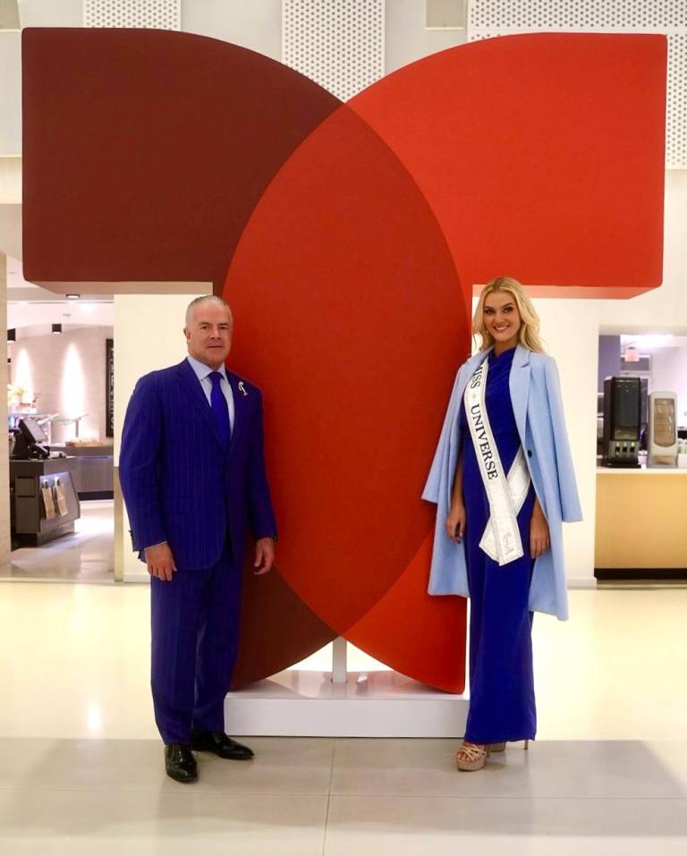 $!Victoria Kjaer junto a Raúl Rocha, presidente de Miss Universo en las instalaciones de Telemundo en Miami.