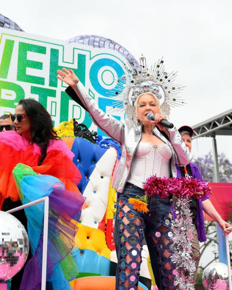 $!Imagen tomada del Instagram de Cindy Lauper donde se la ve en un carro alegórico en el último desfile del Orgullo en Los Ángeles.