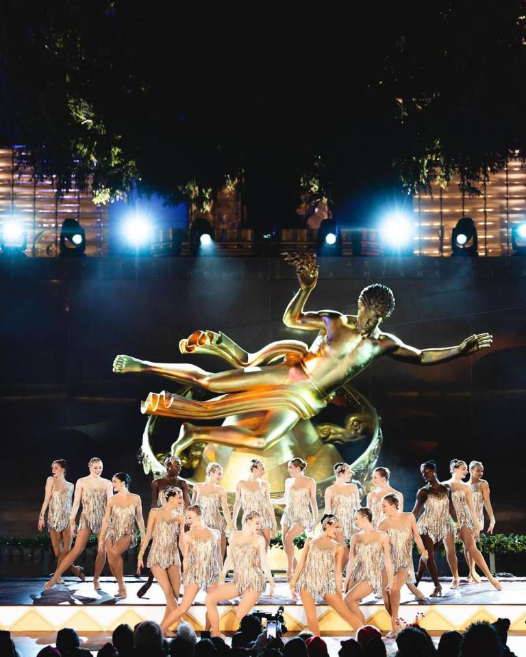 $!Imagen de las Rockettes del Radio City Music Hall, realizada durante su presentación en el show del encendido del árbol de Navidad del Rockefeller Center, en New York.