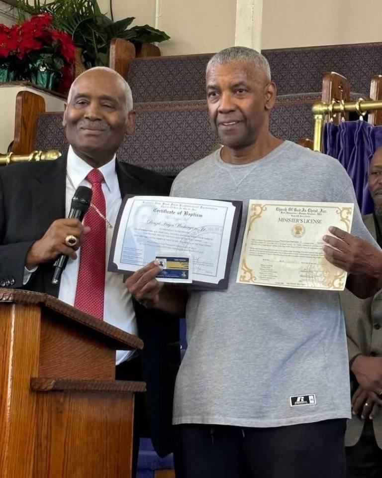 $!Denzel Washington recibiendo su licencia de ministro, en la Iglesia Kelly Temple en la ciudad de Nueva York.