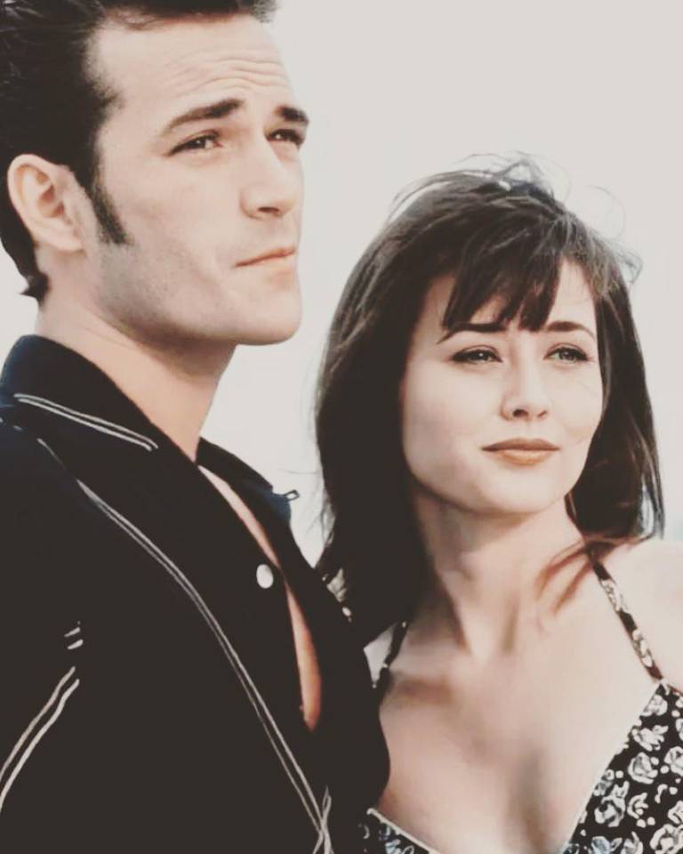 $!Shannen es recordada por su personaje de Brenda Walsh, quien tenía una relación con Dylan (Luke Perry), en la serie de Beberly Hills 90210.