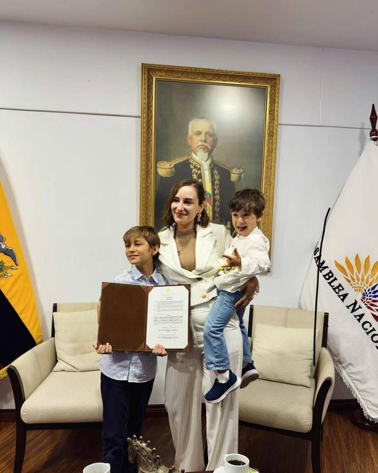 $!Camille Gamarra junto a sus hijos Luca y Joaquín recibiendo la condecoración póstuma a su esposo Diego Gallardo otorgada por la Asamblea Nacional de la República del Ecuador al mérito social.