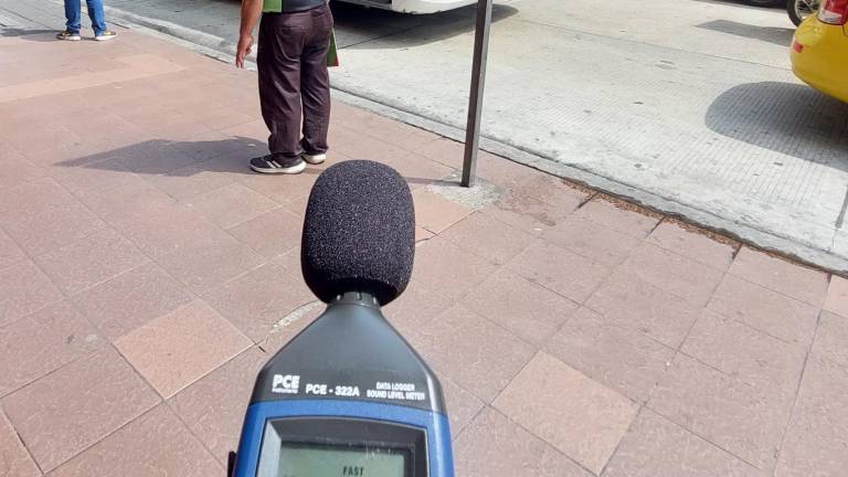 En Quito y Guayaquil, los niveles de ruido registrados por GAES alcanzan entre 89 y 97 dB en áreas de alta afluencia de personas.