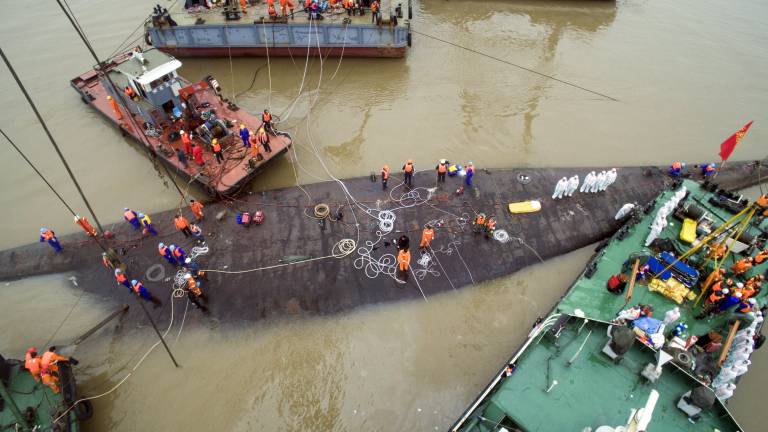 Equipos de rescate empiezan a dar la vuelta al barco naufragado