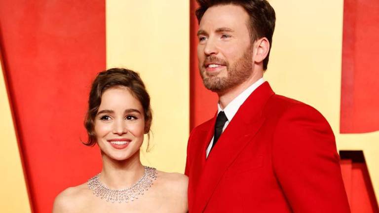 Chris Evans y Alba Baptista debutan como esposos en una alfombra roja