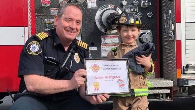 Niño de 3 años envió su currículum a los bomberos y fue reclutado