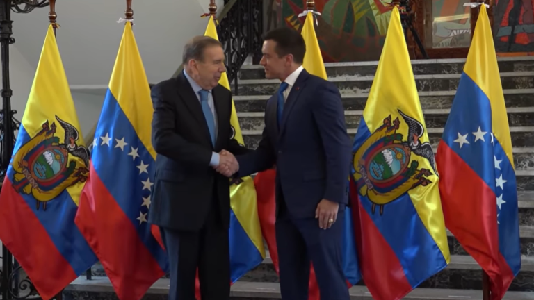 A su llegada, el presidente Noboa esperaba al líder venezolano para estrechar su mano y, de inmediato, posar para la foto oficial.