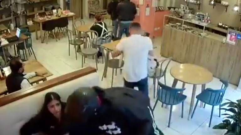 VIDEO: Sujetos armados asaltan una cafetería en el norte de Quito y se  llevan las pertenencias