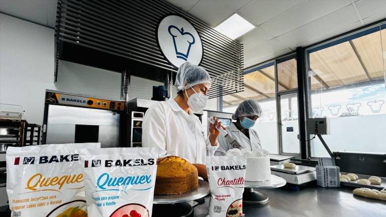 Trabajadoras de Bakels coordinan sus procesos bajo estándares de diversas certificaciones ambientales y de calidad.