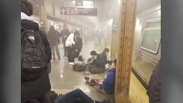 Al menos 16 heridos en tiroteo en el metro de Nueva York: video captó instantes de pánico