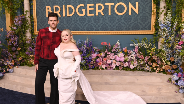 La actriz irlandesa Nicola Coughlan y el actor inglés Luke Newton llegan al estreno de Bridgerton Season 3 de Netflix en Alice Tully Hall el 13 de mayo de 2024 en la ciudad de Nueva York.