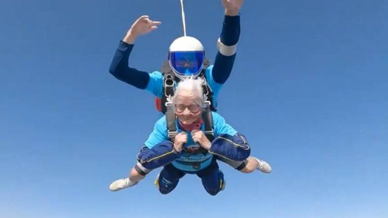 Una británica celebró sus 102 años saltando en paracaídas