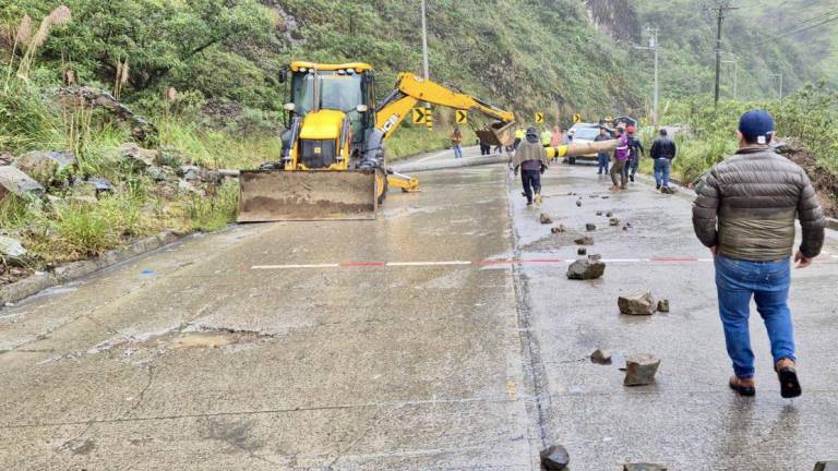 Hay circulación restringida en tramo de la vía Cuenca-Molleturo-El Empalme por deslizamientos