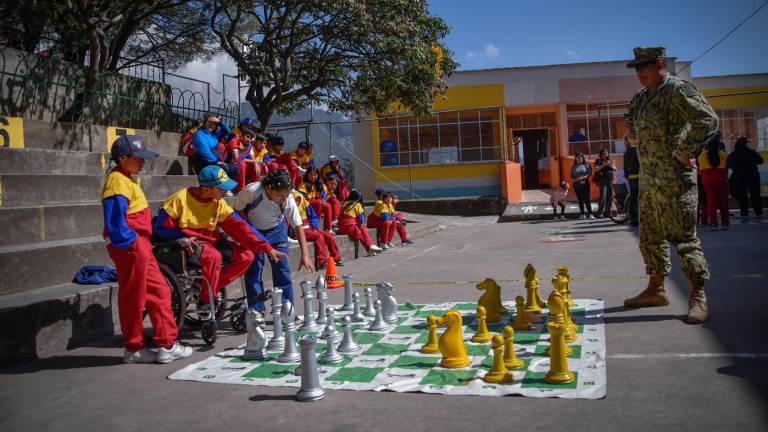 Niños y adultos con discapacidades realizan jornada deportiva.