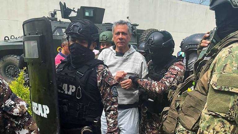 El exvicepresidente Jorge Glas siendo escoltado por miembros del Grupo Especial de Acción Penitenciaria.