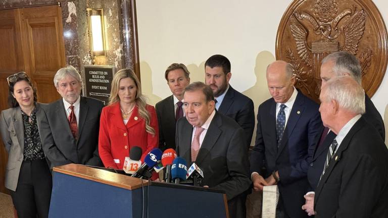 El líder opositor venezolano Edmundo González Urrutia (c) habla en rueda de prensa luego de una reunión con senadores estadounidenses este martes, en el Congreso en Washington (EE.UU.).