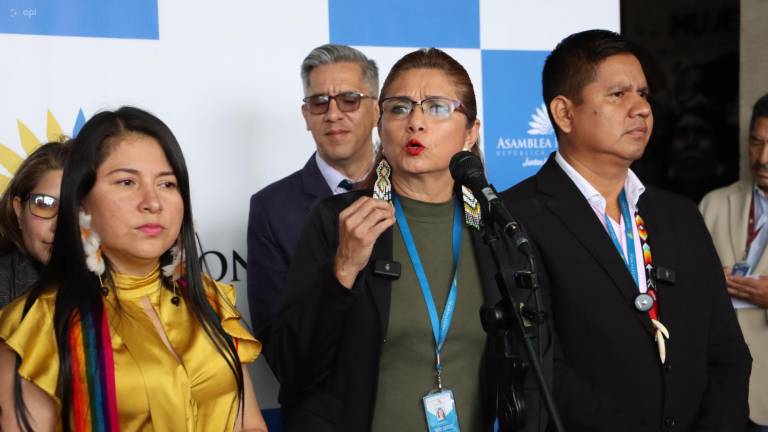 Fotografía de la asambleísta Sandra Rueda, rechazando la construcción de la cárcel de máxima seguridad.