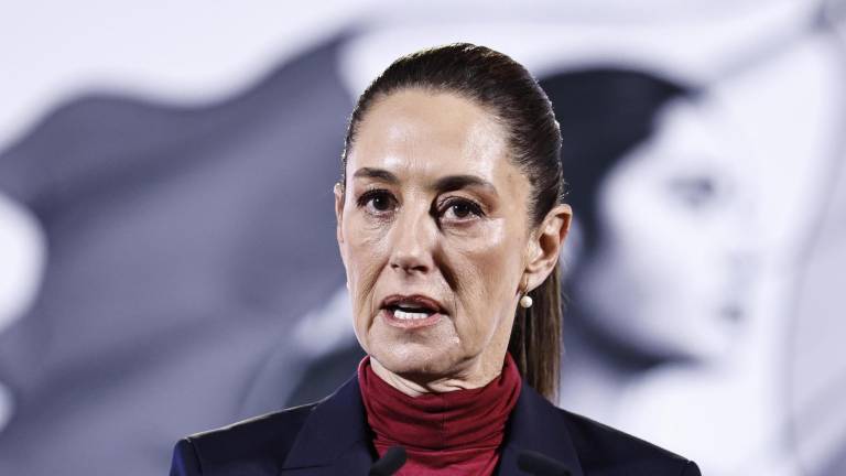 La presidenta de México, Claudia Sheinbaum, habla durante una rueda de prensa este lunes, en el Palacio Nacional de Ciudad de México (México).