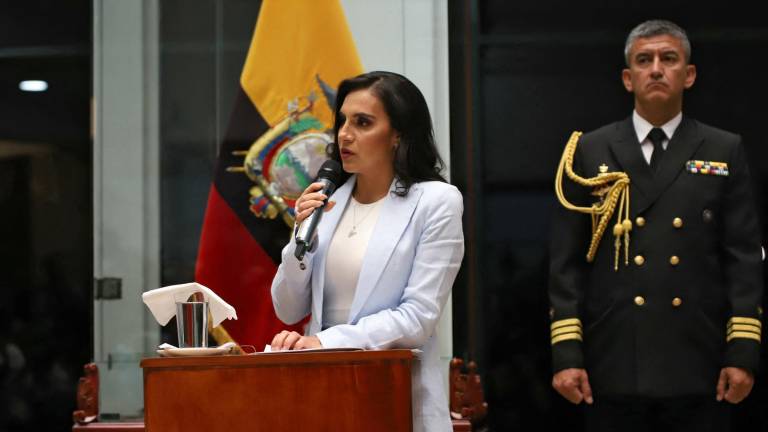 Fotografía publicada por la oficina de la Vicepresidencia de Ecuador que muestra a la vicepresidenta de Ecuador, Verónica Abad, hablando durante una conferencia de prensa en la sede de la Vicepresidencia en Quito.