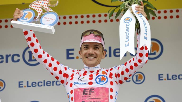 Carapaz es el nuevo líder de la clasificación de la montaña en el Tour de Francia y se pone el 'soñado' maillot de lunares