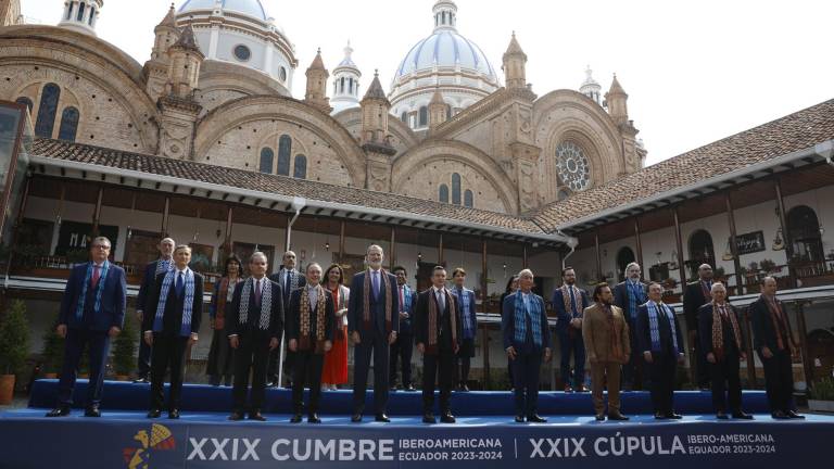 Los participantes en la XXIX Cumbre Iberoamericana de Jefes de Estado y de Gobierno posan para la foto de familia este viernes, en el museo Pumapungo en Cuenca.