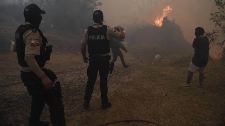 Más de cien familias son evacuadas por incendios forestales en Quito