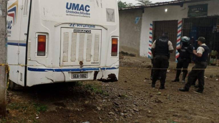 Unidad móvil de la Policía fue baleada en Guayaquil, agentes buscan a los responsables en hospitales