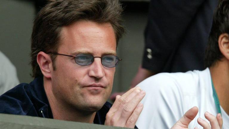 Fotografía del actor estadounidense Matthew Perry aplaudiendo mientras observa el partido de cuartos de final en la Pista Central entre las estadounidenses Jennifer Capriati y Serena Williams en Wimbledon.